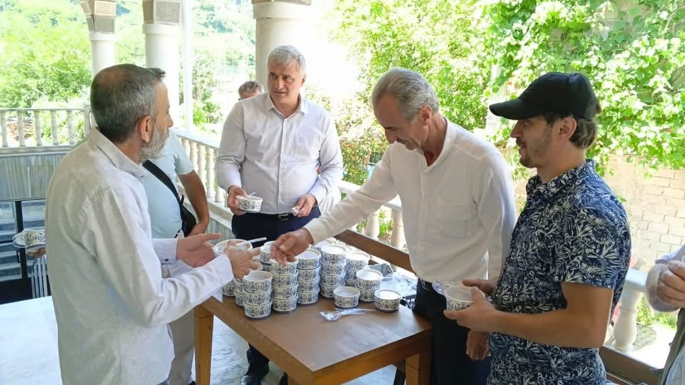 Madenli’de Cuma Namazı Sonrası Vatandaşlara Aşure İkramı