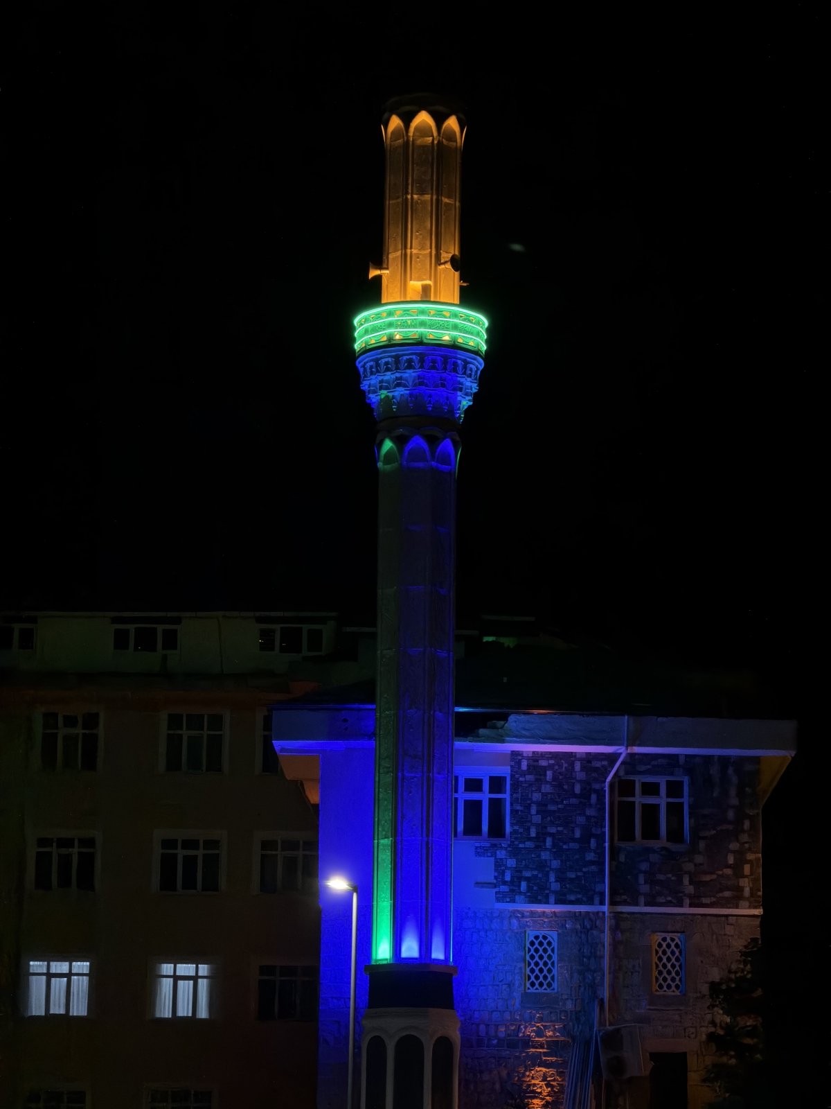 Madenli’de Eski Caminin Yıkılan Minaresi Yeniden İnşa Edildi