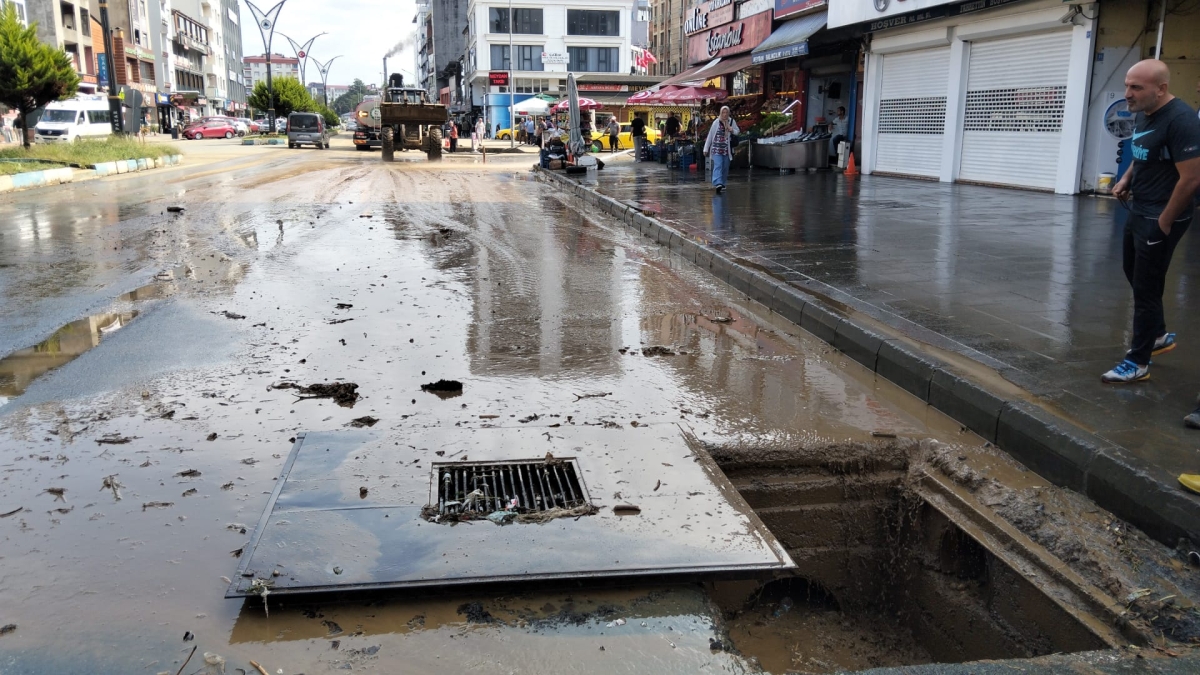 Çayeli Belediyesi Ekipleriyle Birlikte Pazar'ın Yaralarını Sarmaya Devam Ediyor