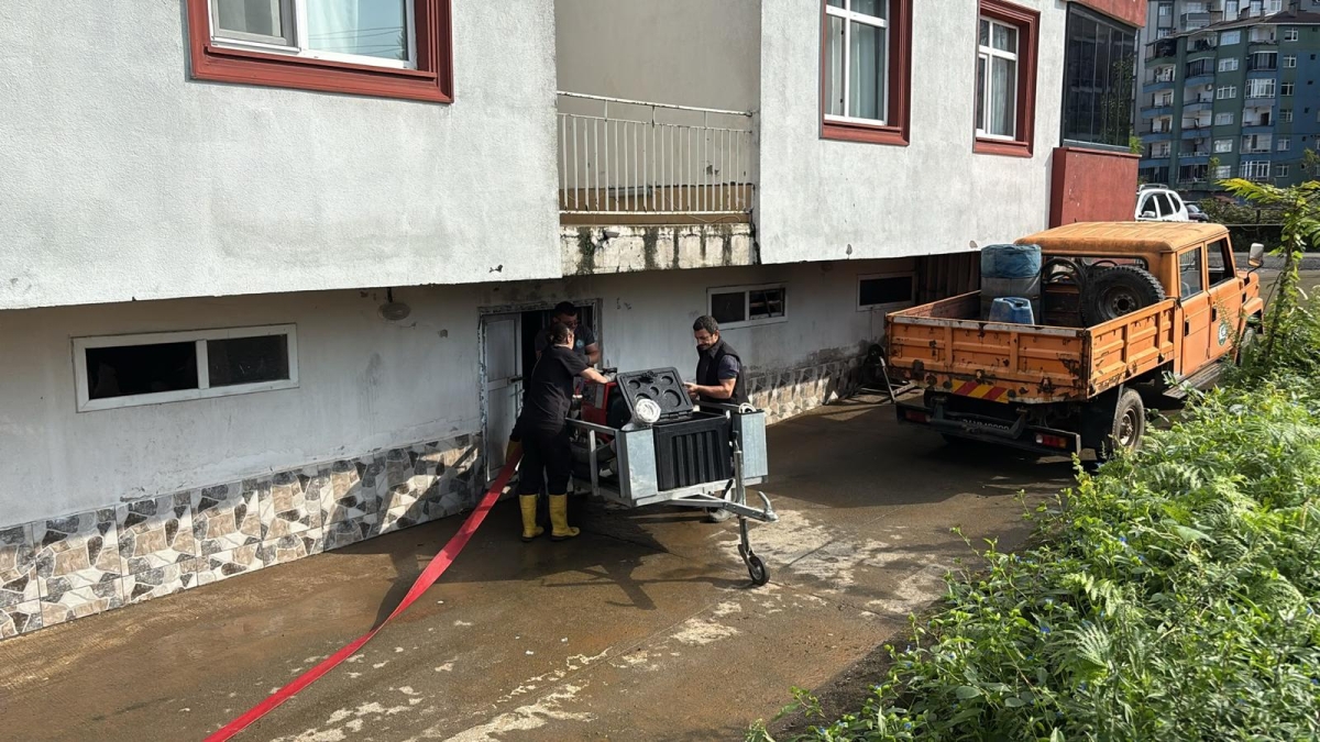 Çayeli Belediyesi Ekipleriyle Birlikte Pazar'ın Yaralarını Sarmaya Devam Ediyor