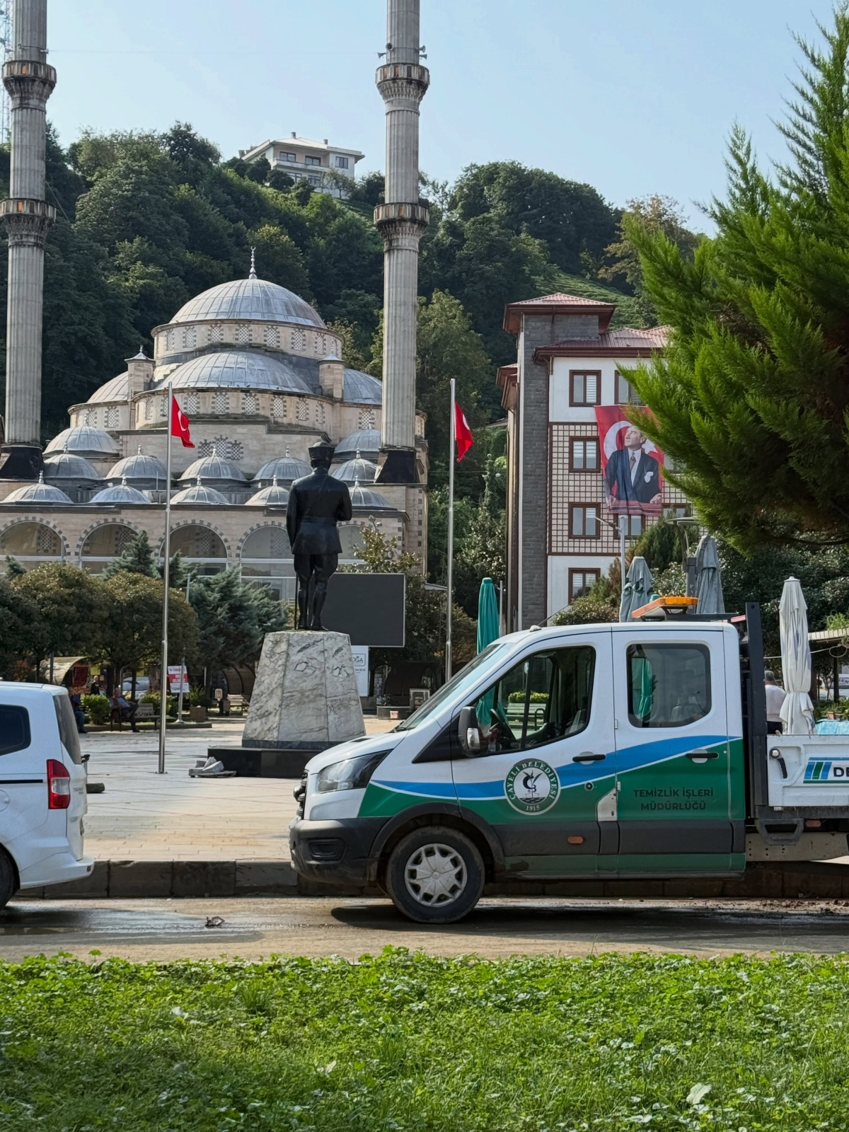 Çayeli Belediyesi Ekipleriyle Birlikte Pazar'ın Yaralarını Sarmaya Devam Ediyor