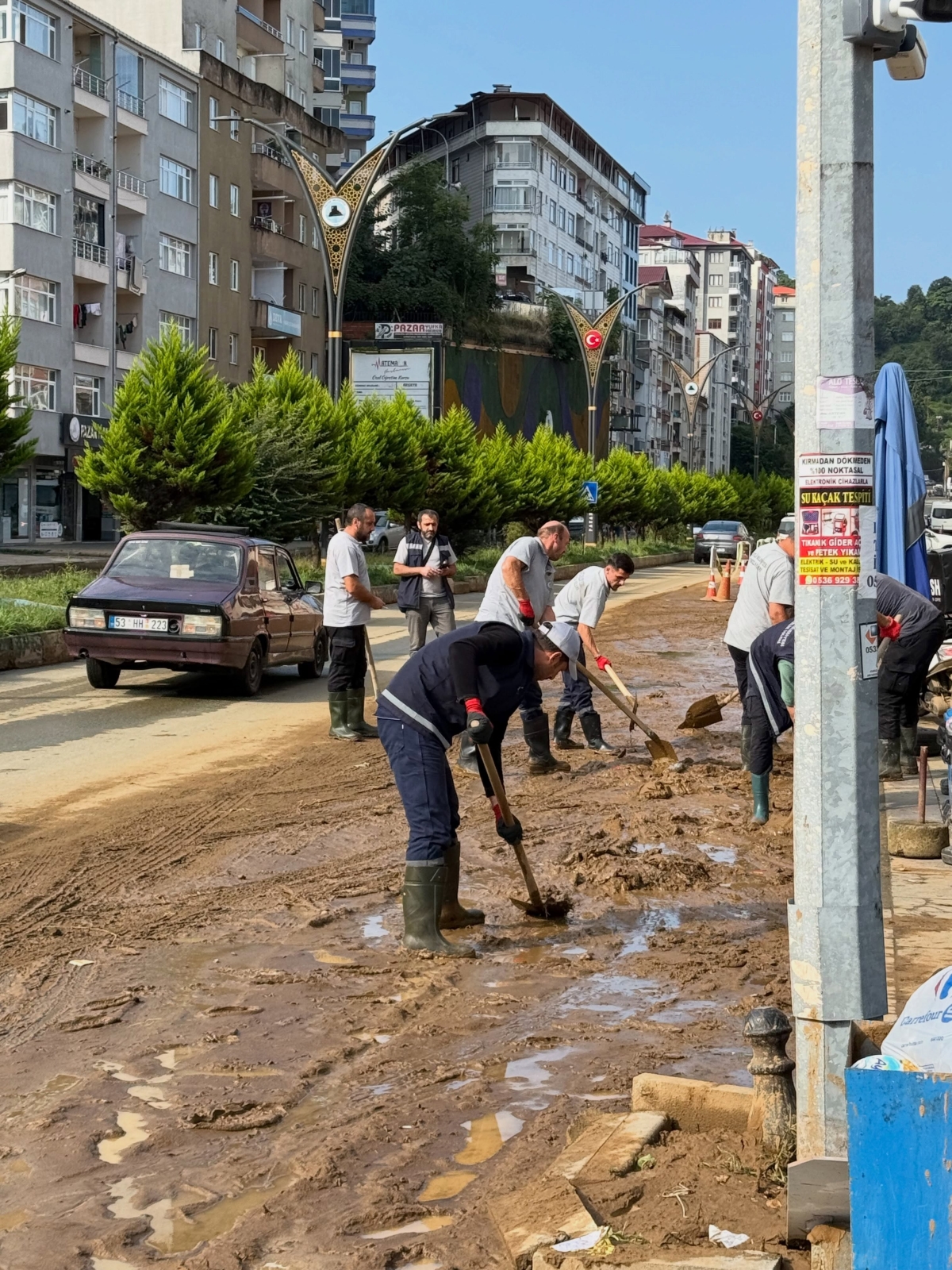 Çayeli Belediyesi Ekipleriyle Birlikte Pazar'ın Yaralarını Sarmaya Devam Ediyor
