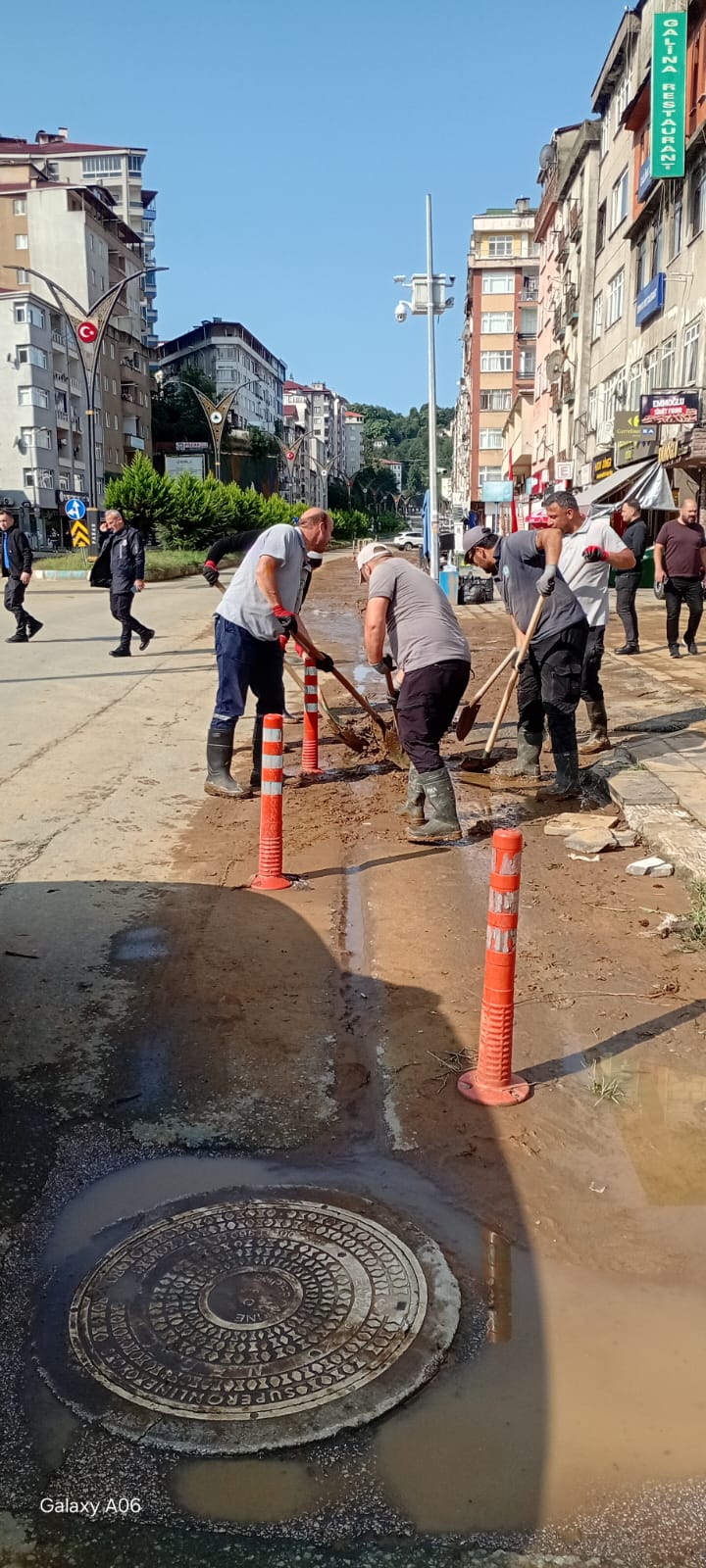 Çayeli Belediyesi Ekipleriyle Birlikte Pazar'ın Yaralarını Sarmaya Devam Ediyor
