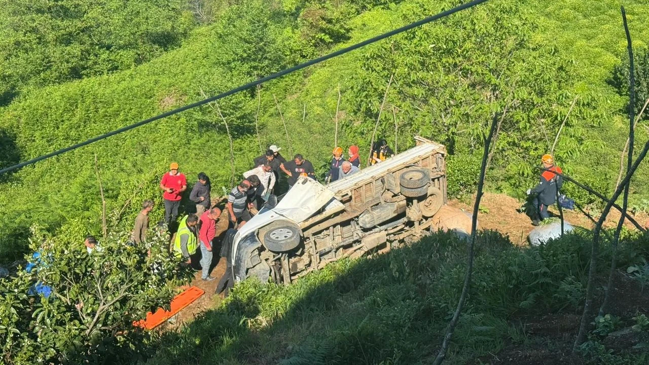  Kemer Köyü’nde Kaza: Çay Yüklü Kamyonet Devrildi