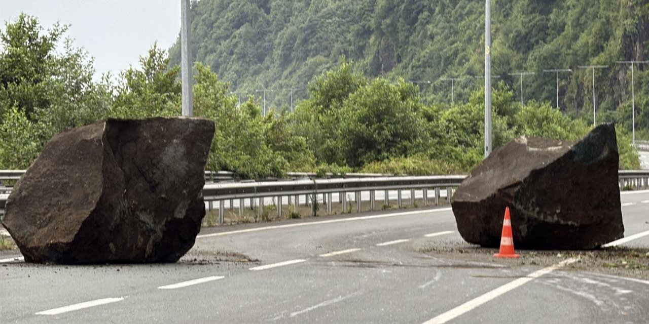 Rize'de yamaçtan kopan kaya parçaları Karadeniz Sahil Yolu'na düştü
