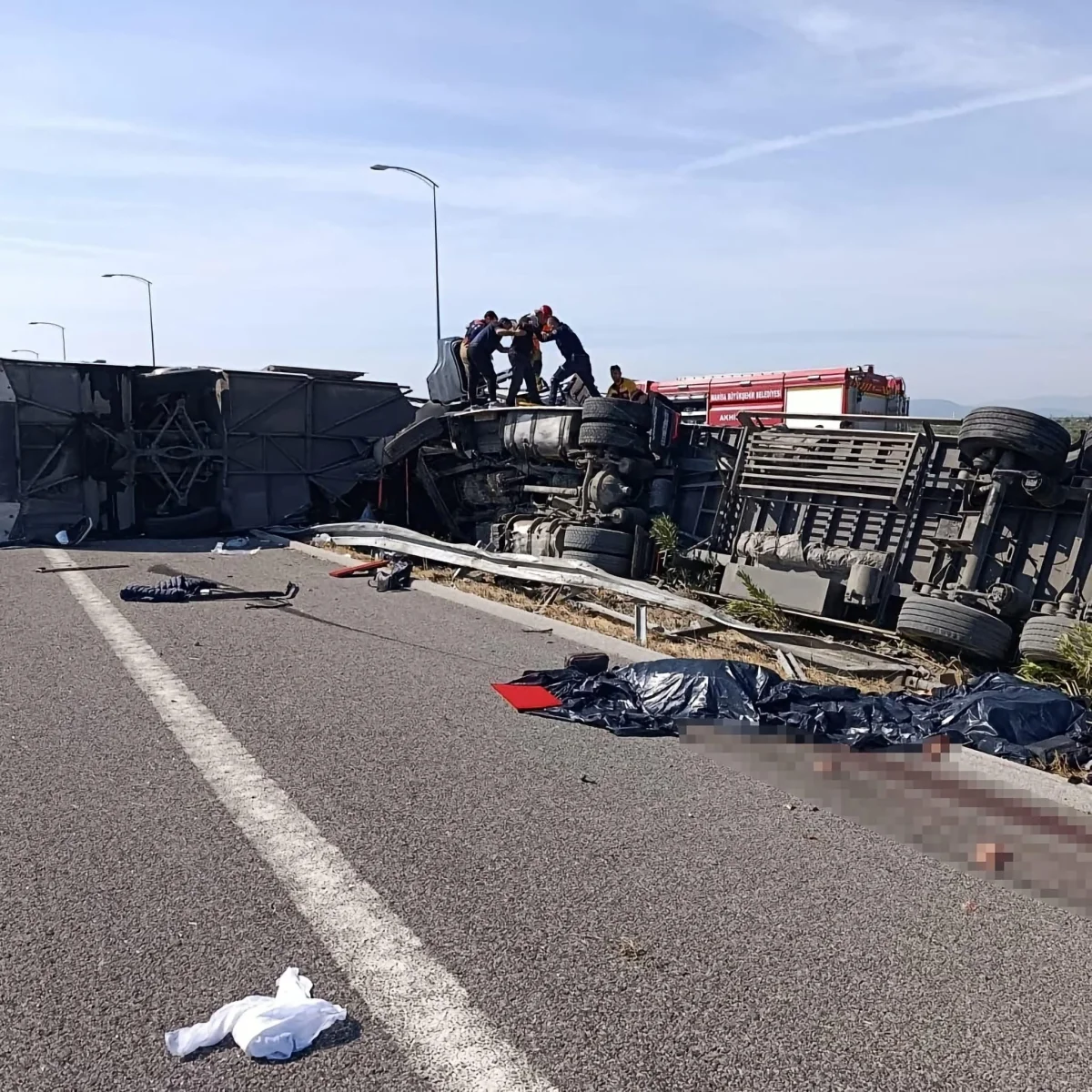 AKHİSAR’DA FECİ KAZA: 11 ÖLÜ, 26 YARALI