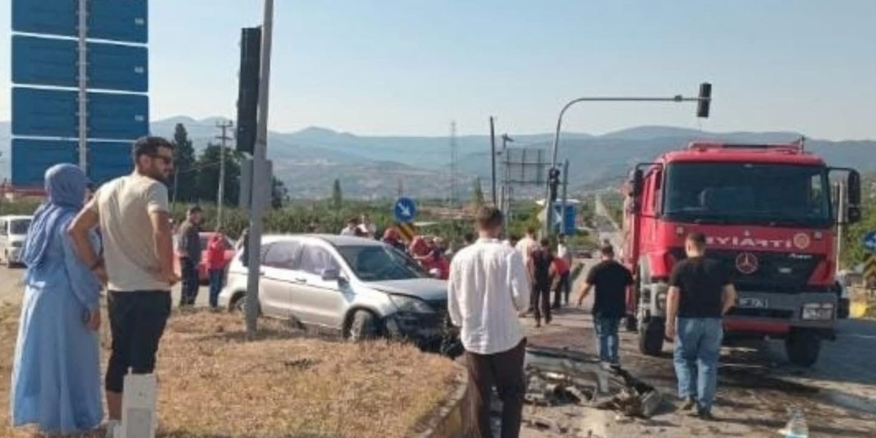 Hafif Ticari Araç İle Suv Kafa Kafaya Çarpıştı: 6 Yaralı